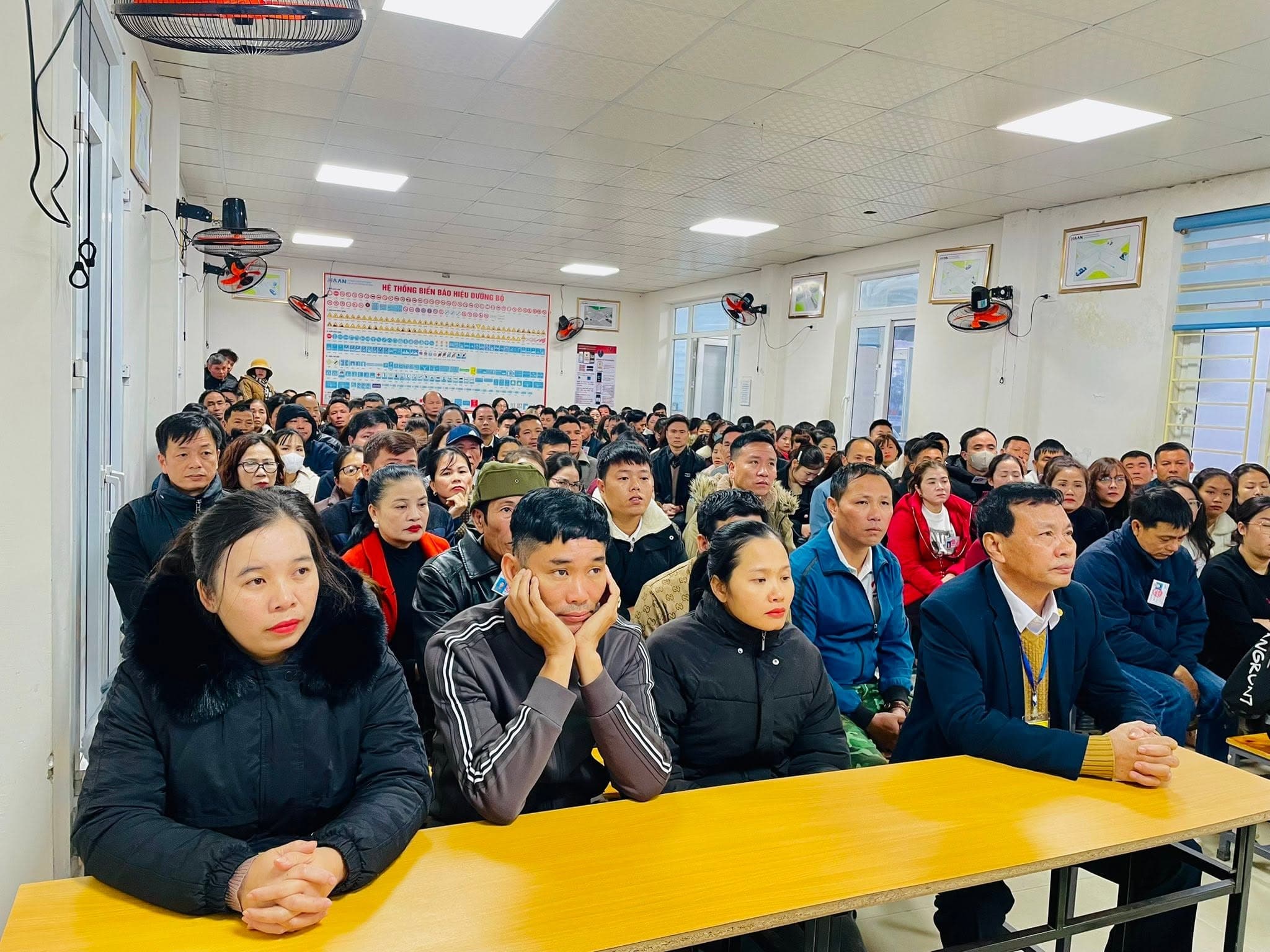 Học viên trong lớp học hệ thống biển báo hiệu đường bộ