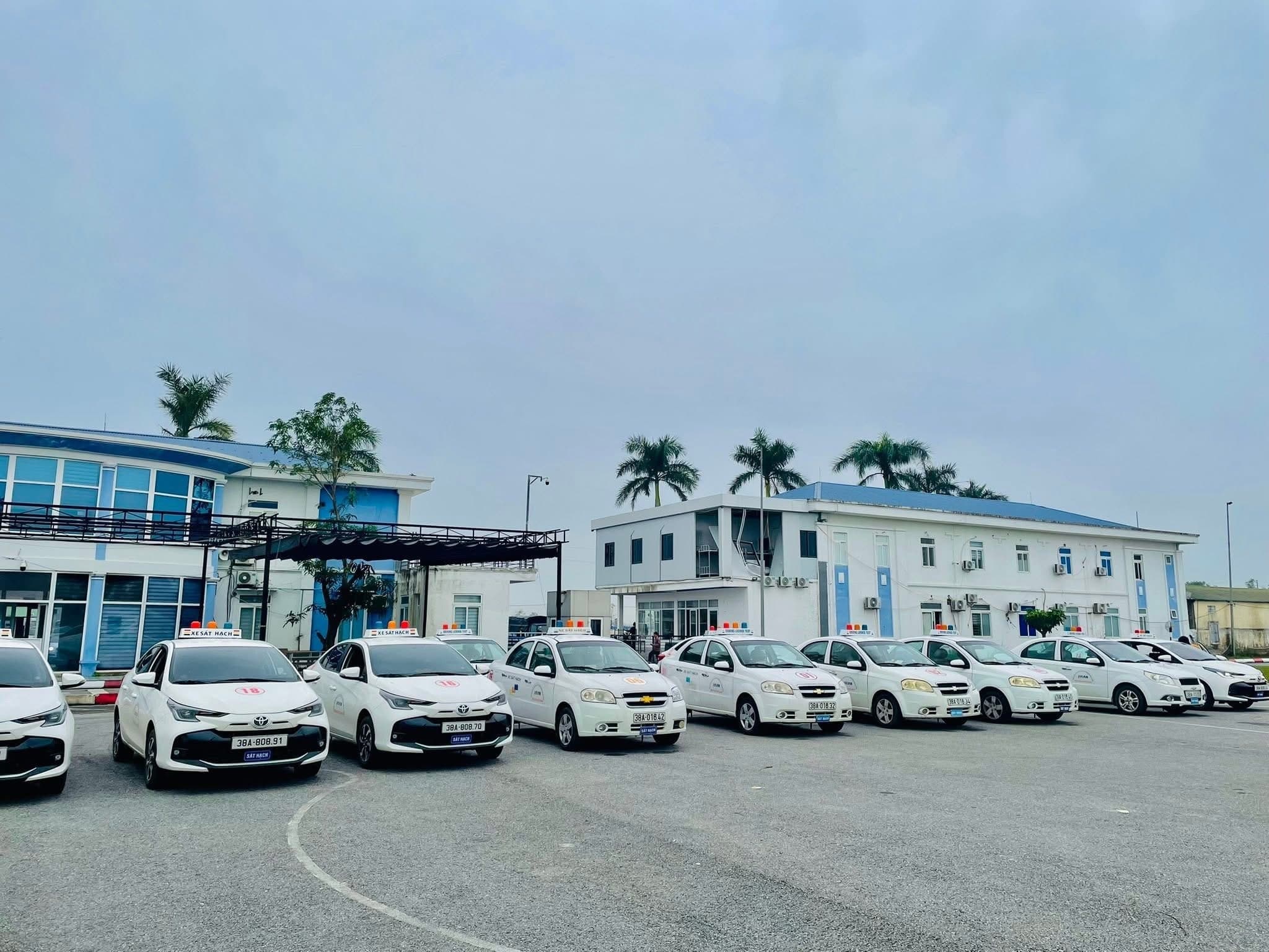 Đội xe sát hạch trước khu nhà điều hành của Trung tâm giáo dục nghề nghiệp Hà An